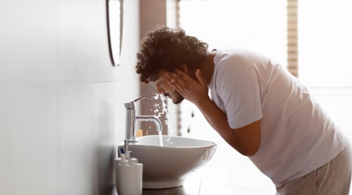 5 Kesalahan Saat Cuci Muka yang Bikin Jerawat Makin Parah